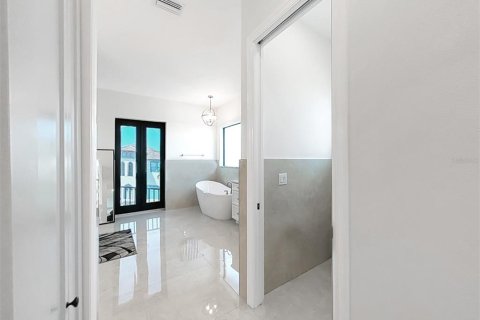 House in Madeira Beach, Florida 5 bedrooms, 363.53 sq.m. № 1608659 - photo 14