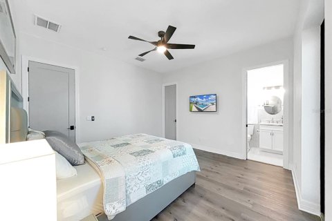 House in Madeira Beach, Florida 5 bedrooms, 363.53 sq.m. № 1608659 - photo 6