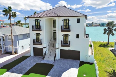 House in Madeira Beach, Florida 5 bedrooms, 363.53 sq.m. № 1608659 - photo 1