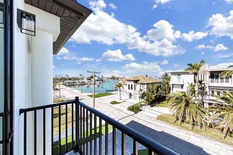 House in Madeira Beach, Florida 5 bedrooms, 363.53 sq.m. № 1608659 - photo 22