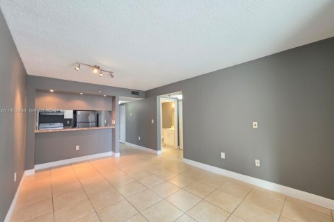 Condo in Miami, Florida, 1 bedroom  № 2021034 - photo 15