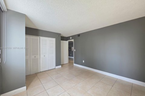 Condo in Miami, Florida, 1 bedroom  № 2021034 - photo 19