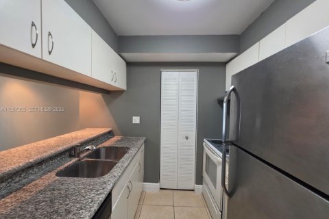Condo in Miami, Florida, 1 bedroom  № 2021034 - photo 14