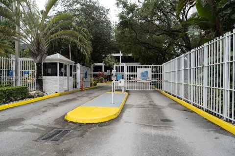 Condo in Miami, Florida, 1 bedroom  № 2021034 - photo 4