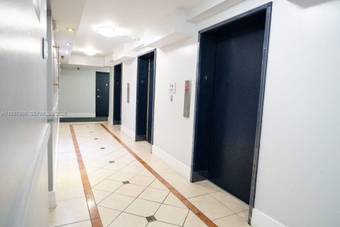 Condo in Miami, Florida, 1 bedroom  № 2021034 - photo 10
