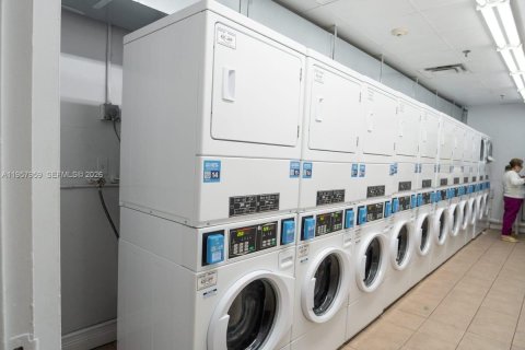 Condo in Miami, Florida, 1 bedroom  № 2021034 - photo 11