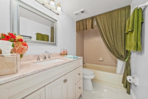 Condo in Delray Beach, Florida, 2 bedrooms № 2247899 - photo 18