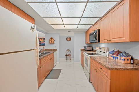 Condo in Delray Beach, Florida, 2 bedrooms № 2247899 - photo 3