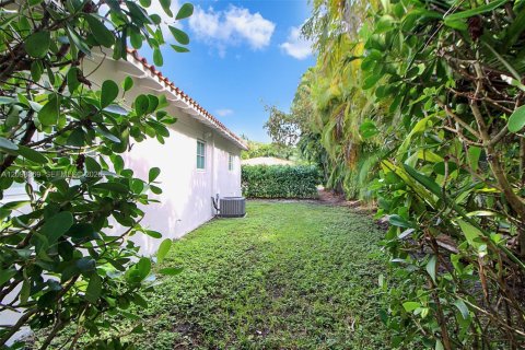 House in Coral Gables, Florida 3 bedrooms, 247.31 sq.m. № 2393230 - photo 29