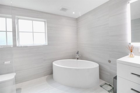 House in Coral Gables, Florida 3 bedrooms, 247.31 sq.m. № 2393230 - photo 23