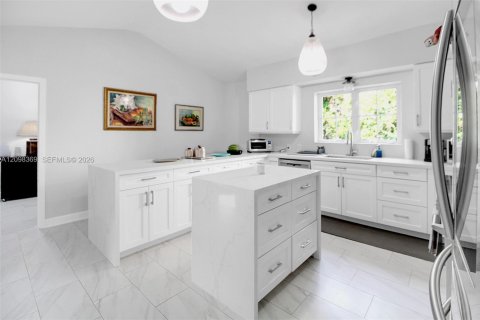 House in Coral Gables, Florida 3 bedrooms, 247.31 sq.m. № 2393230 - photo 13