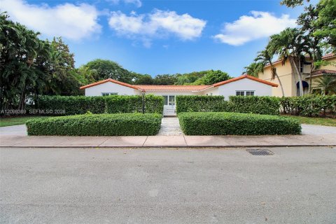 House in Coral Gables, Florida 3 bedrooms, 247.31 sq.m. № 2393230