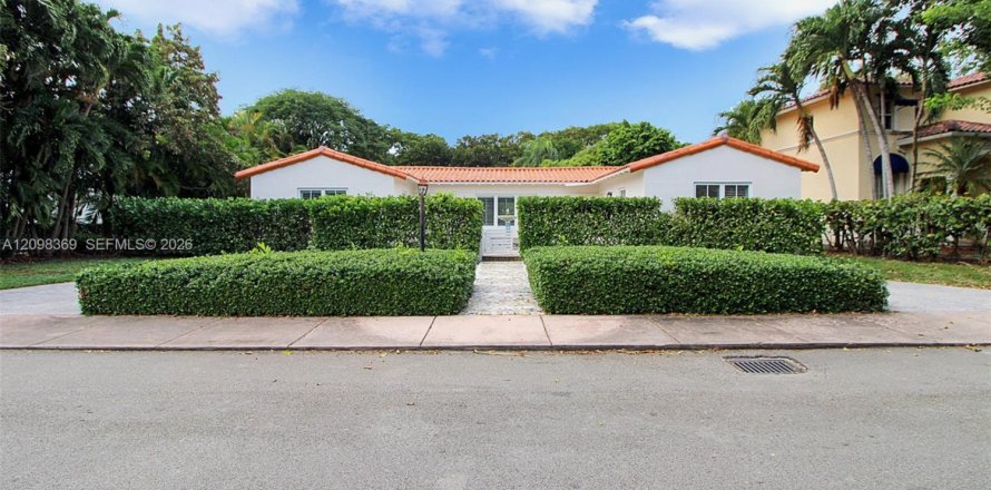 House in Coral Gables, Florida 3 bedrooms, 247.31 sq.m. № 2393230