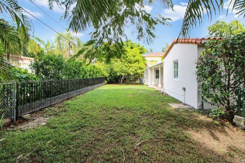 House in Coral Gables, Florida 3 bedrooms, 247.31 sq.m. № 2393230 - photo 28