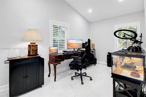 House in Coral Gables, Florida 3 bedrooms, 247.31 sq.m. № 2393230 - photo 27