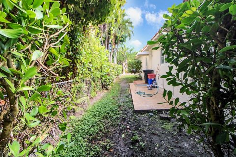 House in Coral Gables, Florida 3 bedrooms, 247.31 sq.m. № 2393230 - photo 30