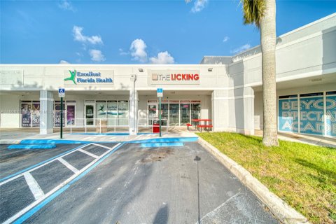 Propiedad comercial en venta en Cutler Bay, Florida № 1748378 - foto 17