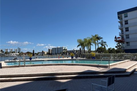 Condo in North Miami Beach, Florida, 1 bedroom  № 2023918 - photo 4