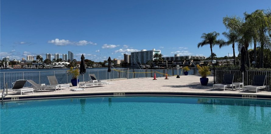 Condo in North Miami Beach, Florida, 1 bedroom  № 2023918