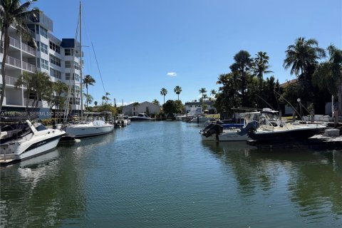 Condo in North Miami Beach, Florida, 1 bedroom  № 2023918 - photo 3