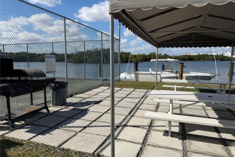 Condo in North Miami Beach, Florida, 1 bedroom  № 2023918 - photo 6