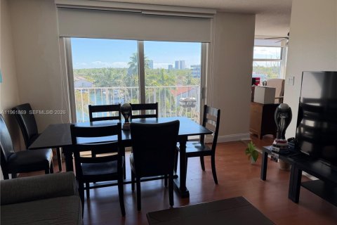Condo in North Miami Beach, Florida, 1 bedroom  № 2023918 - photo 12