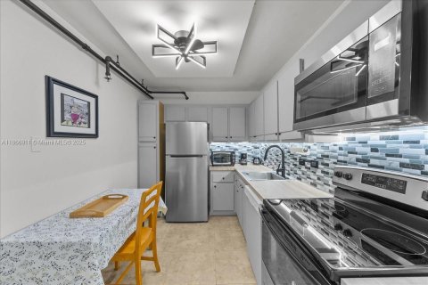 Condo in Aventura, Florida, 2 bedrooms  № 1896051 - photo 10