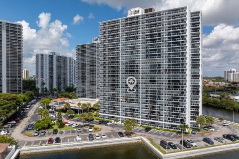 Condo in Aventura, Florida, 2 bedrooms  № 1896051 - photo 25