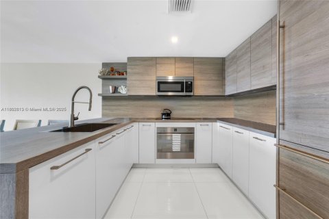 Condo in Sunny Isles Beach, Florida, 2 bedrooms  № 1978422 - photo 3