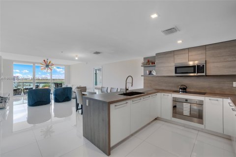 Condo in Sunny Isles Beach, Florida, 2 bedrooms  № 1978422 - photo 2