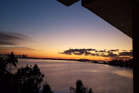 Снять в аренду кондоминиум в Майами, Флорида 1 спальня, 93м2, № 2042865 - фото 2