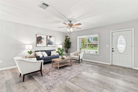 House in North Port, Florida 3 bedrooms, 124.77 sq.m. № 2303268 - photo 3