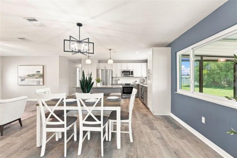 House in North Port, Florida 3 bedrooms, 124.77 sq.m. № 2303268 - photo 14