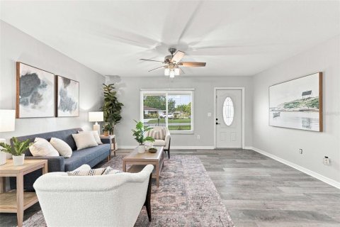 House in North Port, Florida 3 bedrooms, 124.77 sq.m. № 2303268 - photo 5