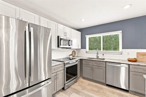 House in North Port, Florida 3 bedrooms, 124.77 sq.m. № 2303268 - photo 9