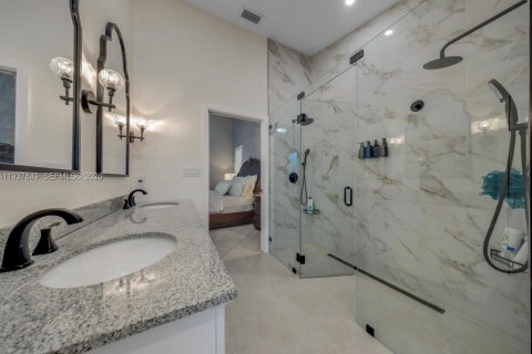 Villa ou maison à vendre à Miami, Floride: 4 chambres, 223.89 m2 № 1995702 - photo 16