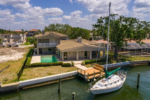 House in Saint Petersburg, Florida 5 bedrooms, 403.57 sq.m. № 1619276 - photo 16