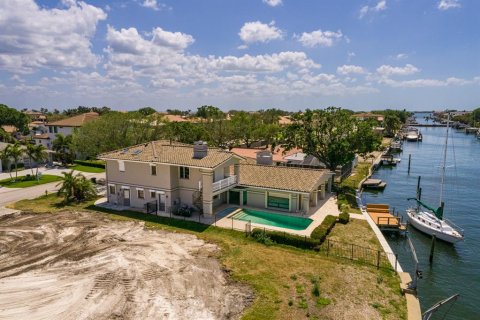 House in Saint Petersburg, Florida 5 bedrooms, 403.57 sq.m. № 1619276 - photo 14