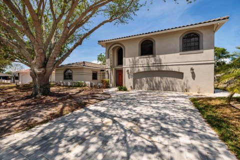 House in Saint Petersburg, Florida 5 bedrooms, 403.57 sq.m. № 1619276 - photo 1