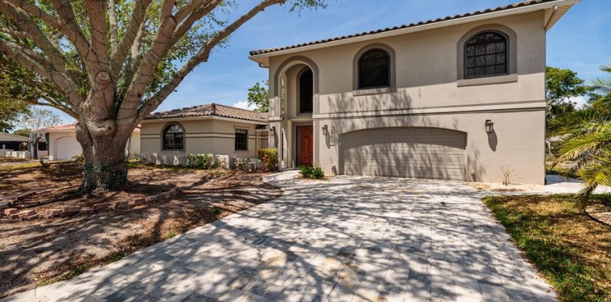 House in Saint Petersburg, Florida 5 bedrooms, 403.57 sq.m. № 1619276