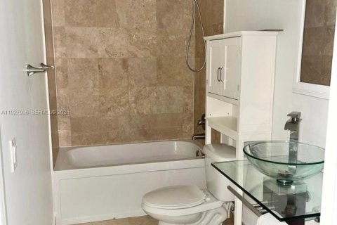 Condominio en alquiler en Miami, Florida, 2 dormitorios, 86.86 m2 № 1988158 - foto 11