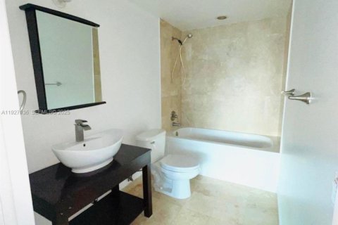 Condominio en alquiler en Miami, Florida, 2 dormitorios, 86.86 m2 № 1988158 - foto 12