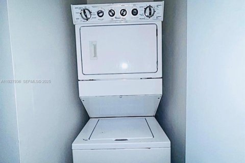 Condominio en alquiler en Miami, Florida, 2 dormitorios, 86.86 m2 № 1988158 - foto 14