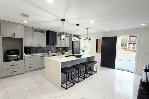 House in SOUTHERN PINES in Orlando, Florida 4 bedrooms, 201.6 sq.m. № 2402723 - photo 8