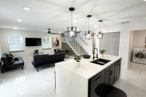 House in SOUTHERN PINES in Orlando, Florida 4 bedrooms, 201.6 sq.m. № 2402723 - photo 9