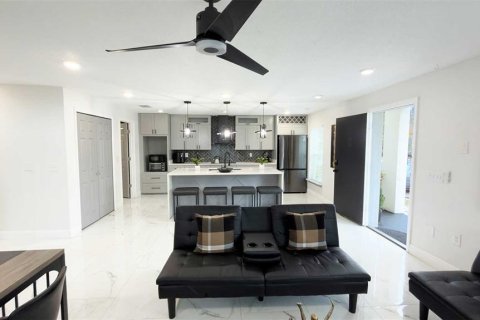 House in SOUTHERN PINES in Orlando, Florida 4 bedrooms, 201.6 sq.m. № 2402723 - photo 5