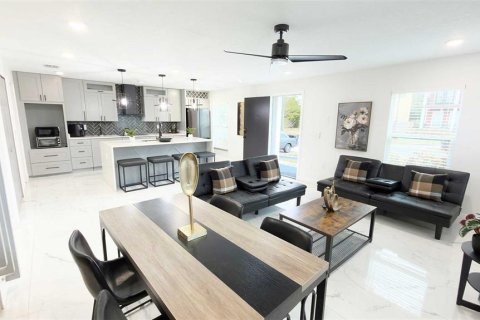 House in SOUTHERN PINES in Orlando, Florida 4 bedrooms, 201.6 sq.m. № 2402723 - photo 4