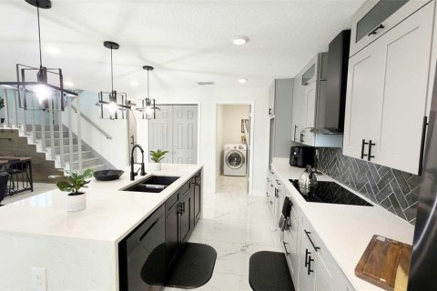 House in SOUTHERN PINES in Orlando, Florida 4 bedrooms, 201.6 sq.m. № 2402723 - photo 10