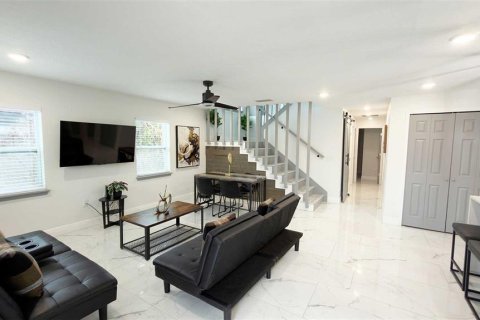 House in SOUTHERN PINES in Orlando, Florida 4 bedrooms, 201.6 sq.m. № 2402723 - photo 3