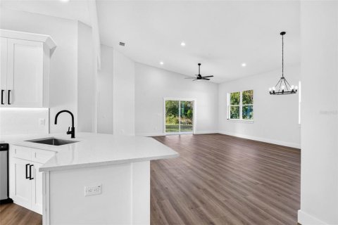 House in Dade City, Florida 4 bedrooms, 196.21 sq.m. № 2430714 - photo 8
